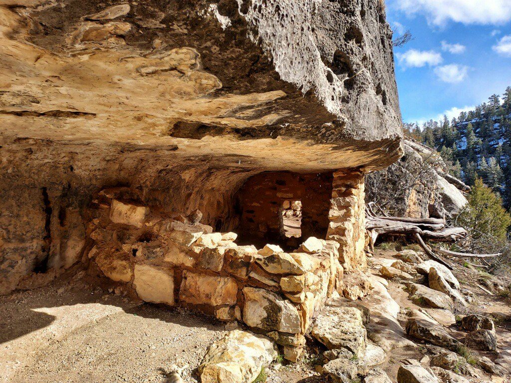 Sinagua cliff dwellings in Walnut Canyon National Monument